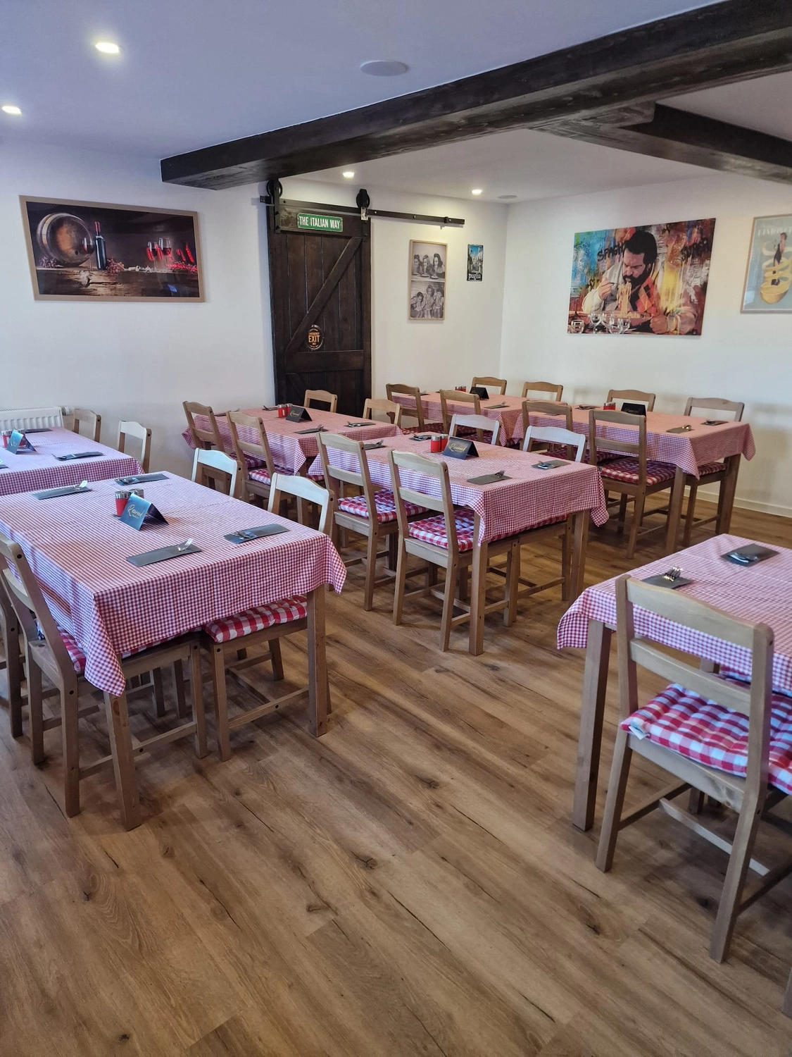 The Brothers – Pasta – Das Interieur eines gemütlichen Restaurants im rustikalen Stil.