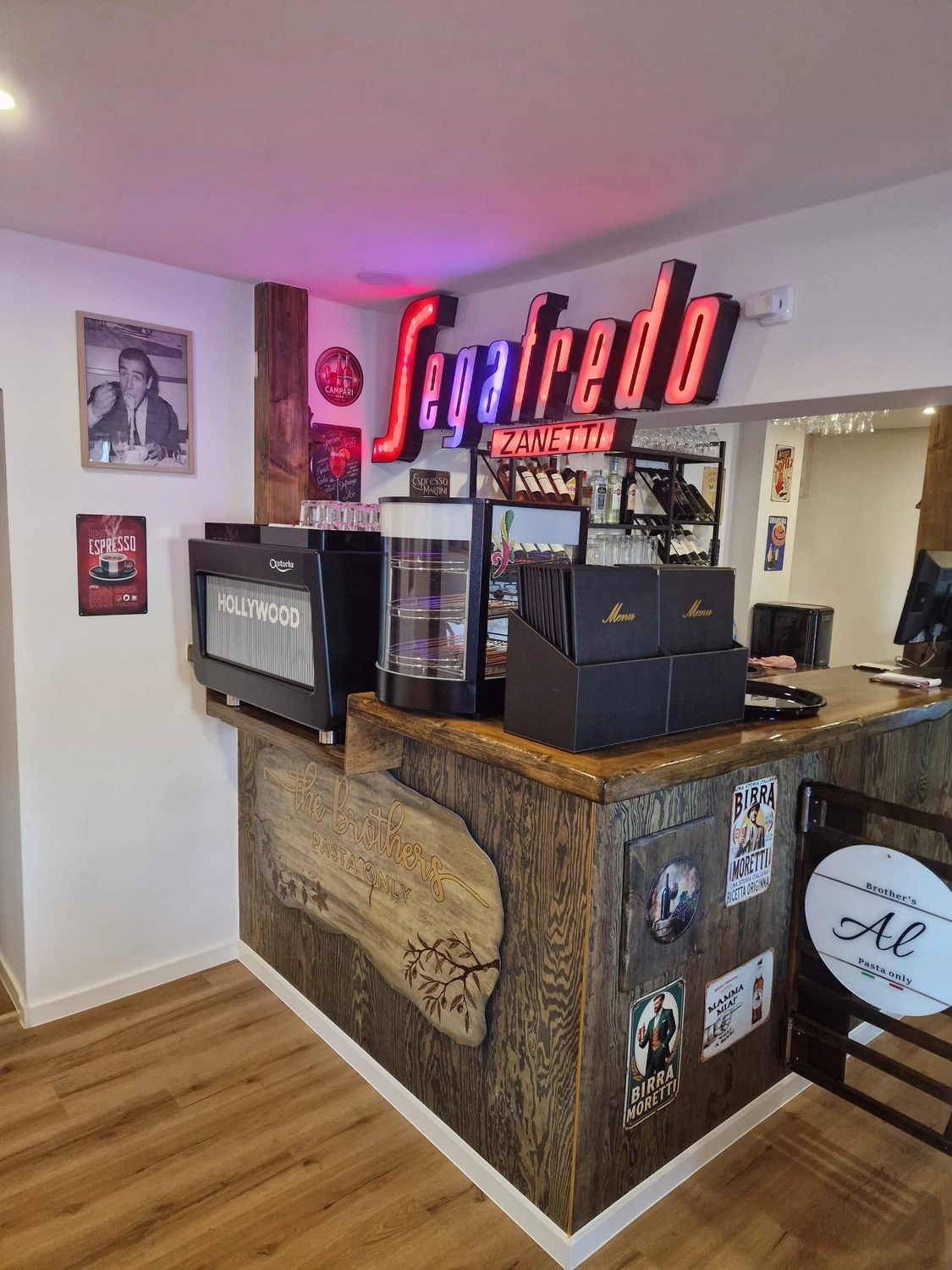 The Brothers – Pasta – Das Interieur eines gemütlichen Restaurants im rustikalen Stil.