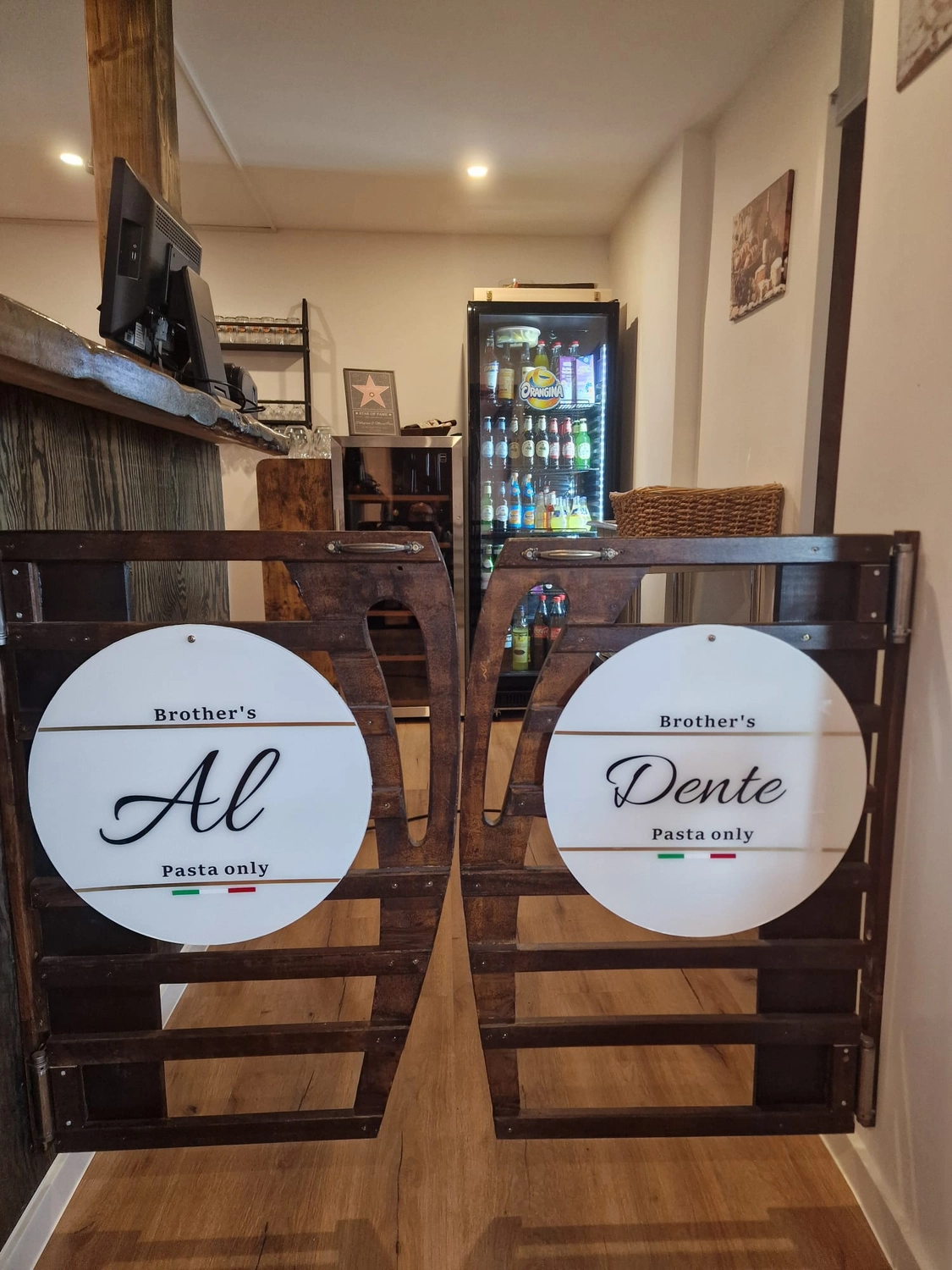 The Brothers – Pasta – Das Interieur eines gemütlichen Restaurants im rustikalen Stil.