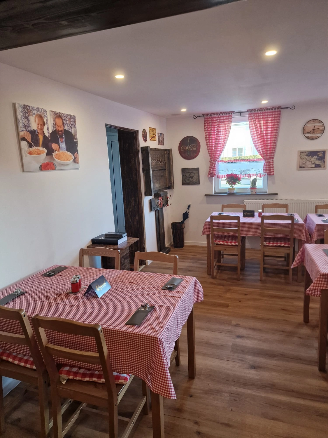 The Brothers – Pasta – Das Interieur eines gemütlichen Restaurants im rustikalen Stil.