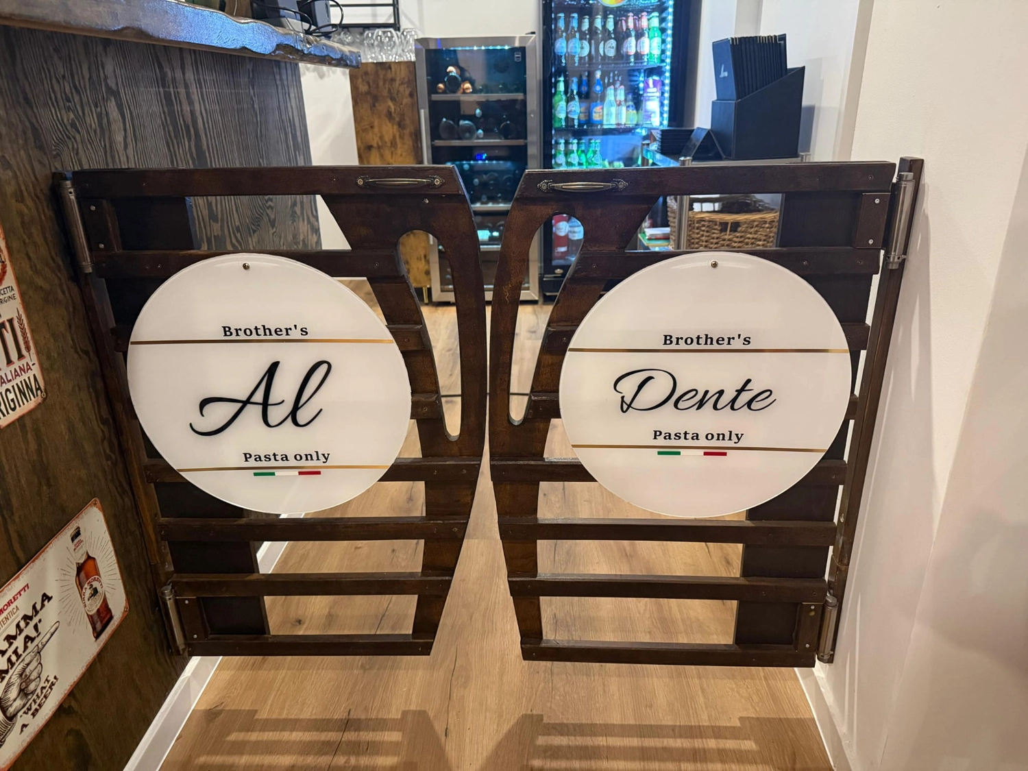 The Brothers – Pasta – Zwei Schilder für ein Restaurant namens „Brother’s“, das zwei Pasta-Zubereitungsarten anbietet: „Al“ und „Dente“. Diese Begriffe bezeichnen unterschiedliche Garstufen.