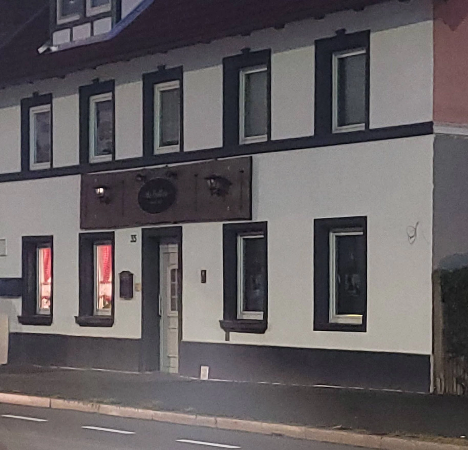 The Brothers – Pasta – Das Interieur eines gemütlichen Restaurants im rustikalen Stil.